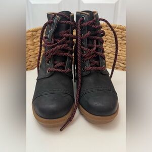 Sorel Women’s Black Ankle Boots with Red Laces Size 7